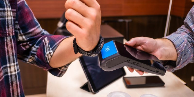 Retail payments through the smartwatch offer a quick and easy way to make transactions. With payment technology built into the device, users can pay by simply touching their watch to a compatible reader, providing convenience and agility in everyday transactions.