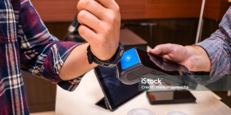 Retail payments through the smartwatch offer a quick and easy way to make transactions. With payment technology built into the device, users can pay by simply touching their watch to a compatible reader, providing convenience and agility in everyday transactions.